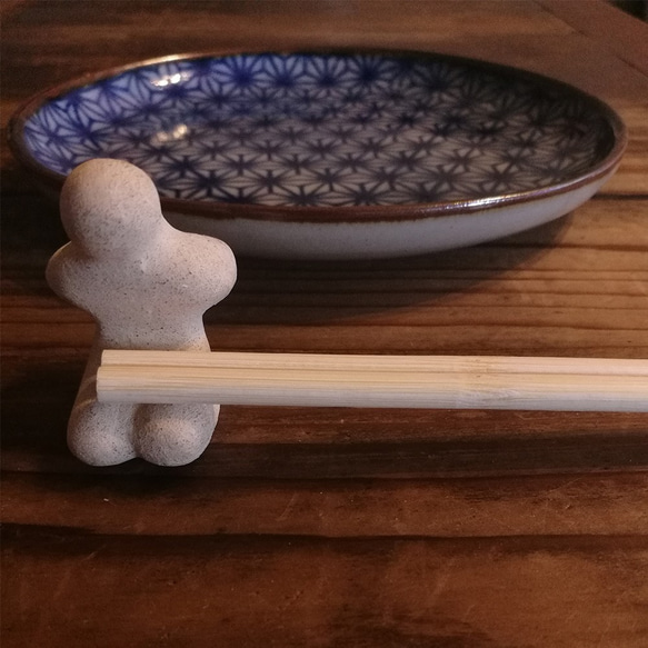 箸置き - 石抱 箸男 - 黄:素焼き 1枚目の画像