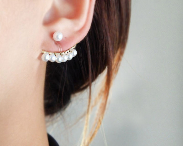 一隻耳朵的線珍珠L耳環 第1張的照片
