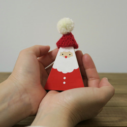 聖誕老人在一個溫暖的針織帽帶絨球帽子的紅色聖誕老人聖誕節聖誕老人雜貨室內雜貨 第3張的照片