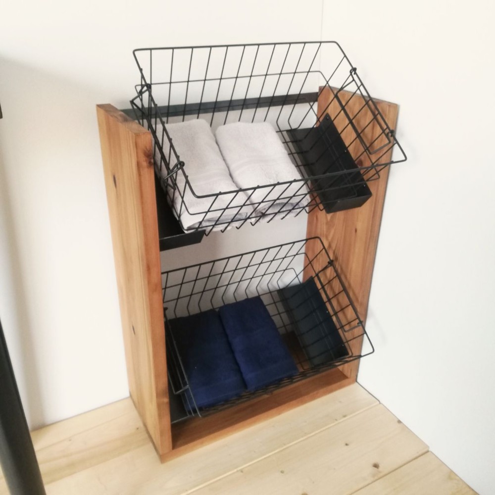 大きなワイヤーバスケットを使ったコンパクトシェルフ 無垢材　ナチュラル W約470mm×H約620mm×D約200mm