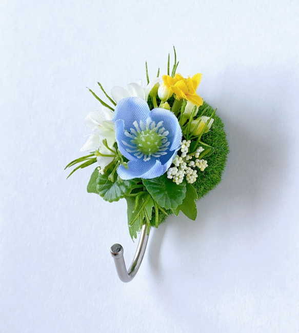 【送料無料】　お花のマグネットフック（水色）　マグネット　アーティフィシャルフラワー　造花　フック　玄関　キッチン 1枚目の画像