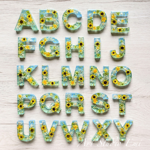 ひまわり　プレゼントに大人気！イニシャルキーホルダー 名入れ 誕生日 出産祝い ひまわりのイニシャルチャーム(オーダー) ＊名入れ＊ギフト＊母の日