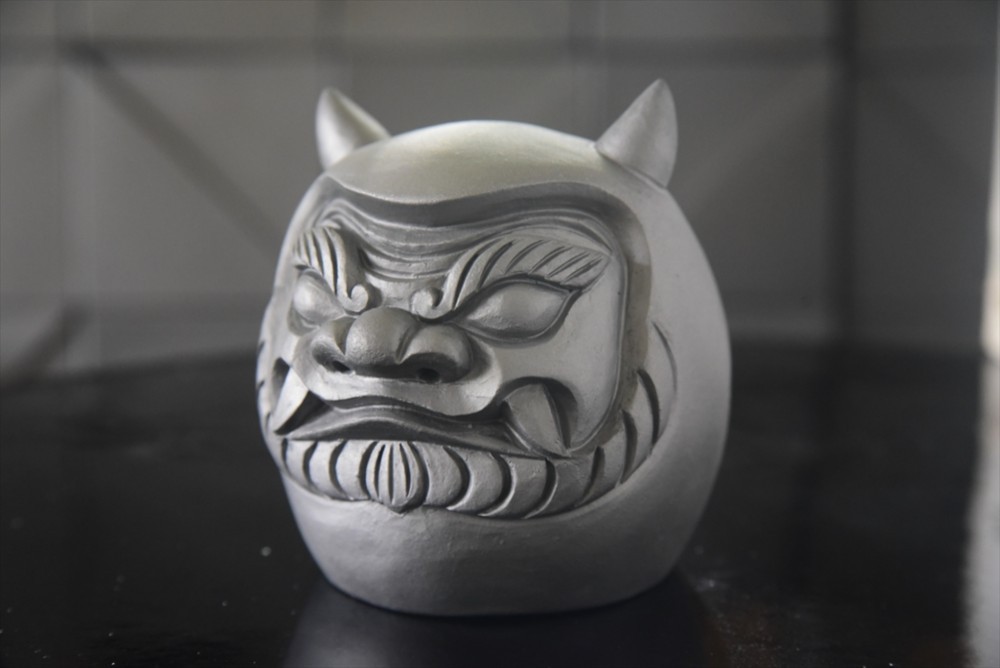 必勝祈願、縁起物の鬼達磨。達磨と鬼瓦の縁起をあわせ持ちます。一家の