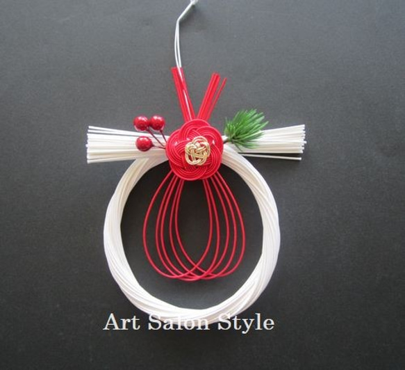 紅白水引のお正月飾り「円」松に南天 2枚目の画像