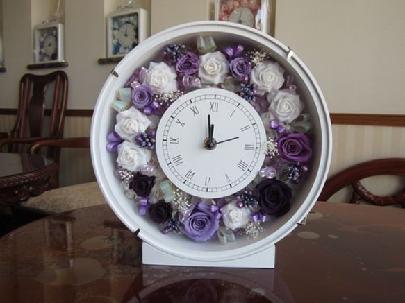 【プリザーブドフラワー】　花時計　ウエディングの贈呈花としても　(丸型)　パープル系の上品な花時計 1枚目の画像