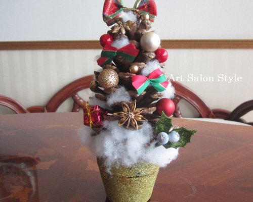 クリスマス松ぼっくりの大きなリース、、、クリスマスカラーで。35✖️10㎝ 大きな大きな松ぼっくりのクリスマスリース リース maribotanical 通販