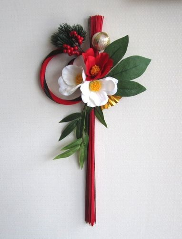 お正月飾り　赤黒水引に椿の花　水引飾り 1枚目の画像