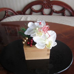 枡に胡蝶蘭のお正月飾り 1枚目の画像