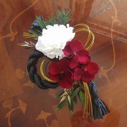 お正月飾り　深紅の胡蝶蘭と白ピオニーのモダンアレンジ　大サイズ！ 3枚目の画像