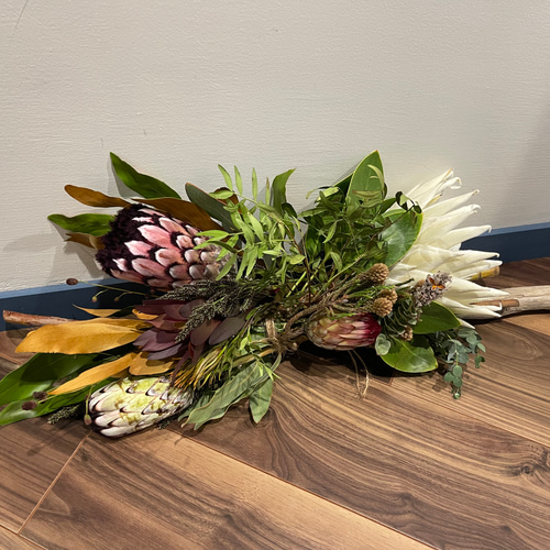 流木フラワーアレンジ】圧倒的存在感のキングプロテアやワイルド