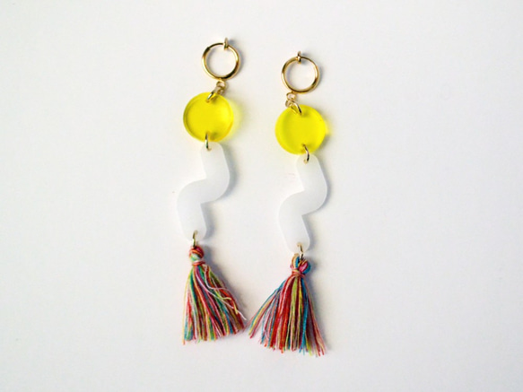 Chips Earrings 05 / アクリルパーツとタッセルの大ぶりイヤリング 2枚目の画像