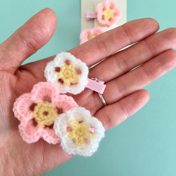 春待つお花のベビーヘアクリップ　二個セット　手編み　梅・桃の花　和風 7枚目の画像