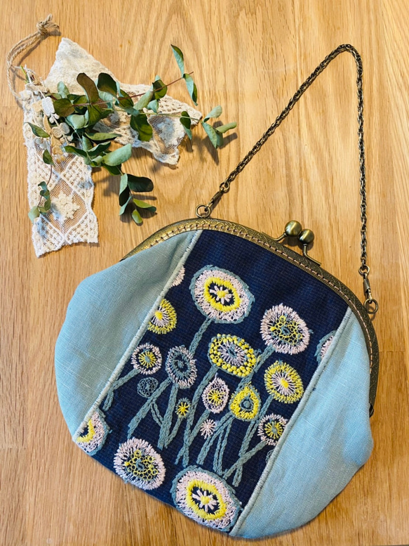 値下げ。ハンドメイド ミナペルホネン刺繍生地使用のがま口バック 近しい 値下げ。ハンドメイド ミナペルホネン刺繍生地使用のがま口バック 近しい