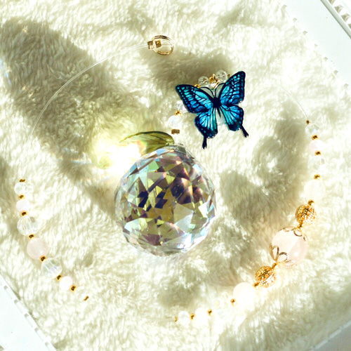 10月誕生守護石】幸せ運ぶ「青い蝶」と「愛の石」ローズクォーツのサン