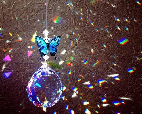 2月誕生守護石】幸せ運ぶ「青い蝶」と「愛の守護石」アメジストのサン