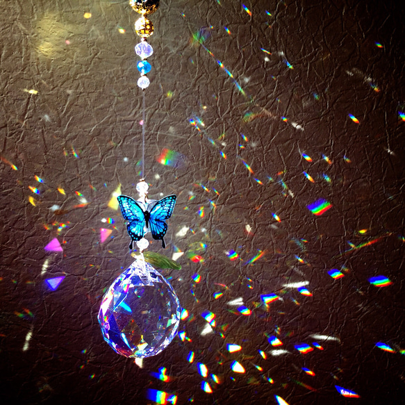 【45㎝】幸せ運ぶ「青い蝶」と「勇気の石」ターコイズのサンキャッチャー 1枚目の画像
