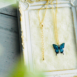 幸せ運ぶ「青い蝶」ネックレス（50㎝+アジャスター5㎝） 1枚目の画像