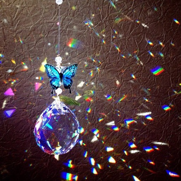 【5月誕生守護石】幸せ運ぶ「青い蝶」と「癒しの石」マラカイトのサンキャッチャー/30㎝ 2枚目の画像