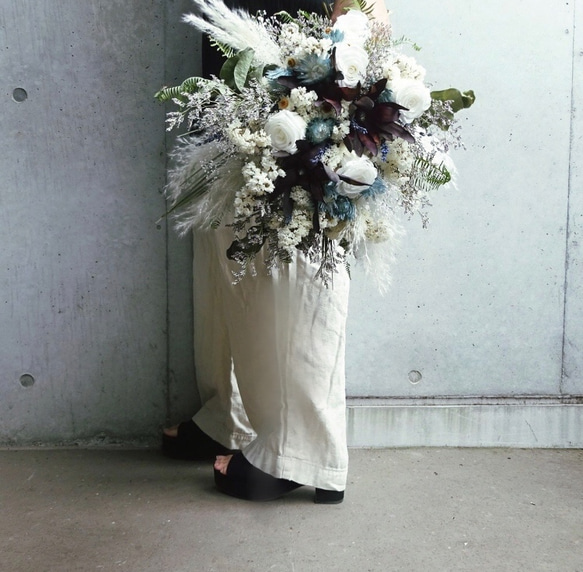 【大人color】真っ白なバラとくすみブルーのドライブーケ　プリザーブドフラワー ドライリース ドライブーケ 花材 3枚目の画像