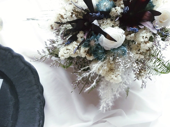 【大人color】真っ白なバラとくすみブルーのドライブーケ　プリザーブドフラワー ドライリース ドライブーケ 花材 5枚目の画像