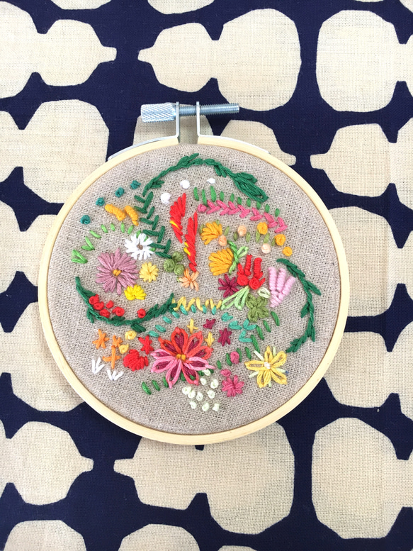 花の刺繍枠飾り 1枚目の画像