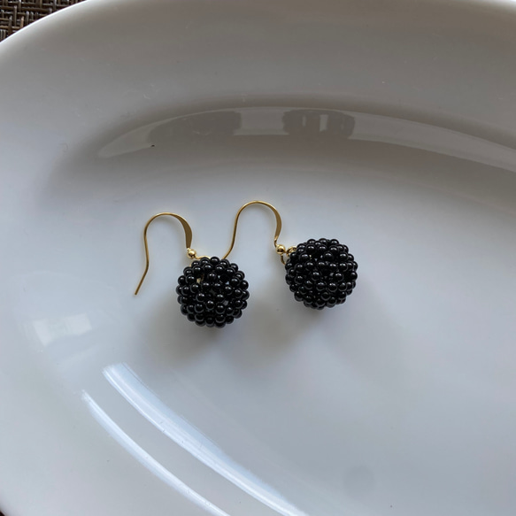 ブラックスピネルのフラーレンピアス イヤリング・ノンホールピアス