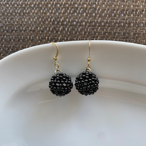 ブラックスピネルのフラーレンピアス イヤリング・ノンホールピアス