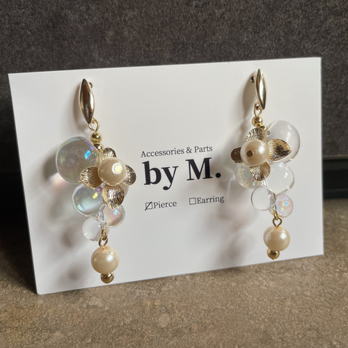 ピアス 鈴丸ビーズとメタルフラワー BUDOU CLEAR(ゴールド) ピアス