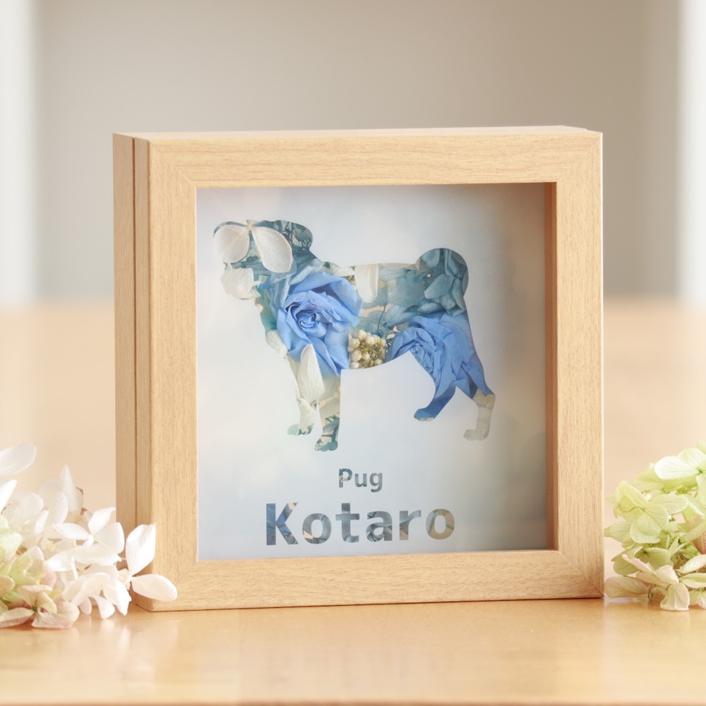 《花と犬》パグのシルエットとプリザーブドフラワーの木製ガラスフレーム 愛犬の名入れ・文字入れ◎