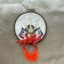 毛利元就の兜飾り　コンパクトな刺繍枠飾り 1枚目の画像