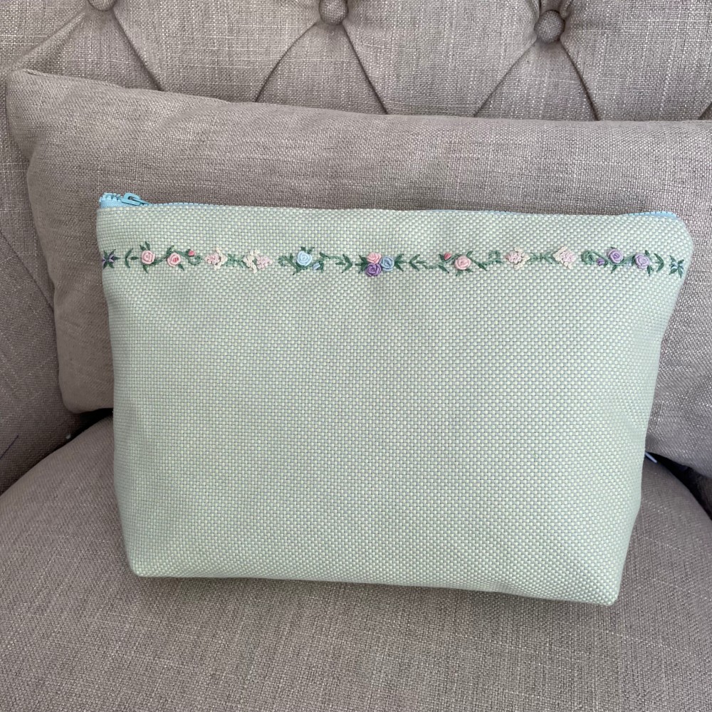 特大ポーチ　～シンプルな小花刺繍～