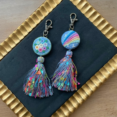 虹色の刺繍バッグチャーム Look up, find a rainbow バッグ