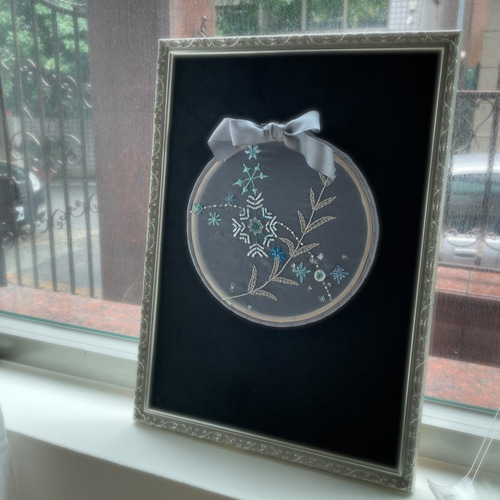 【BOXフレーム付き】羊毛絵画『雪降る夜の窓辺』ハンドメイド　ウール刺繍 雨上がりと花の香りに喜ぶ小鹿さん＞Chicchi刺繍キット