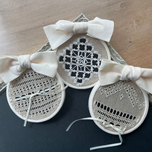 大型セールや時期 こんな刺繍の額装もします。ベトナム刺繍の
