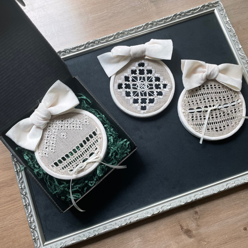 手刺繍のオーナメント 刺繍枠飾り ハーダンガー刺繍
