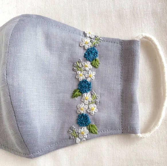 刺繍マスク ブルーとグレーと白の花の縦ライン刺繍 薄手の薄グレー色