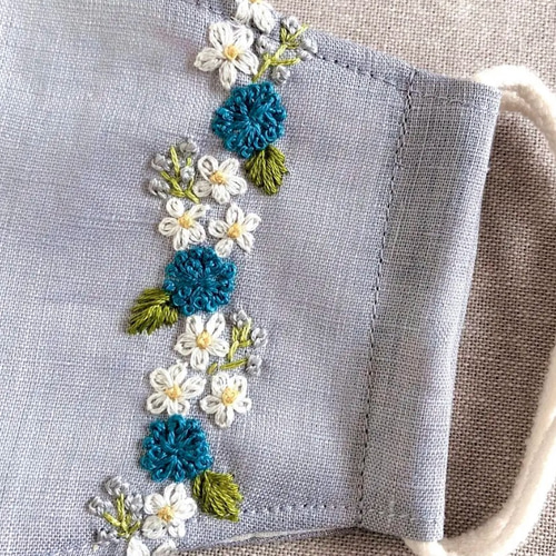 刺繍マスク ブルーとグレーと白の花の縦ライン刺繍 薄手の薄グレー色