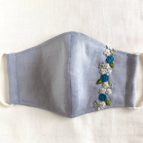刺繍マスク ブルーとグレーと白の花の縦ライン刺繍 薄手の薄グレー色