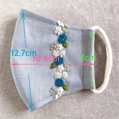 刺繍マスク ブルーとグレーと白の花の縦ライン刺繍 薄手の薄グレー色