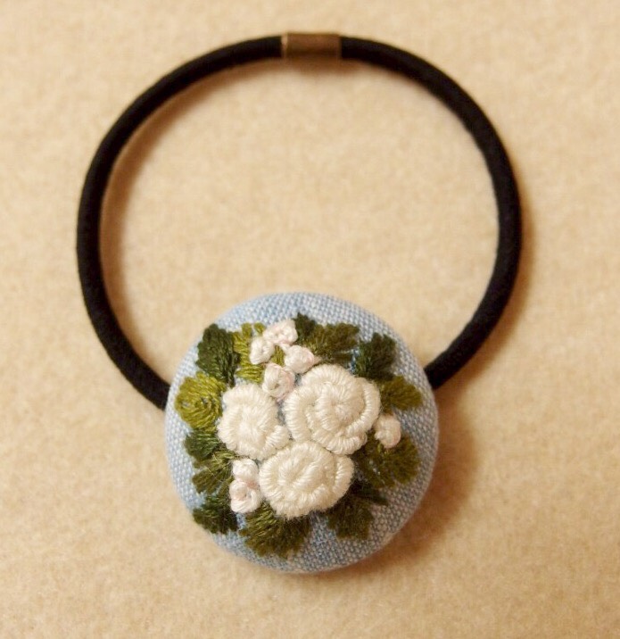 白バラ刺繍 くるみボタンヘアゴム ヘアゴム tukuru-Risa-broderie 通販
