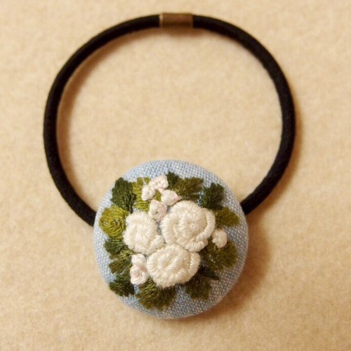 白バラ刺繍 くるみボタンヘアゴム ヘアゴム tukuru-Risa-broderie 通販