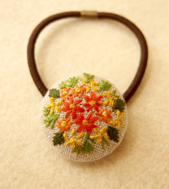 498 刺繍ヘアゴム＊ハンドメイド くるみボタン コスモス 498 刺繍ヘアゴム＊ハンドメイド くるみボタン コスモス - メルカリ