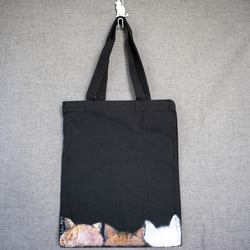 【手描きの猫】猫の手描きのキャンバスバッグを持ち歩く・・・黒（アクリル） 2枚目の画像