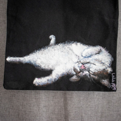 【手描きの猫】手描きのキャンバスバッグで眠っている猫・・・黒／三色の猫が眠っています（アクリルカラー） 1枚目の画像