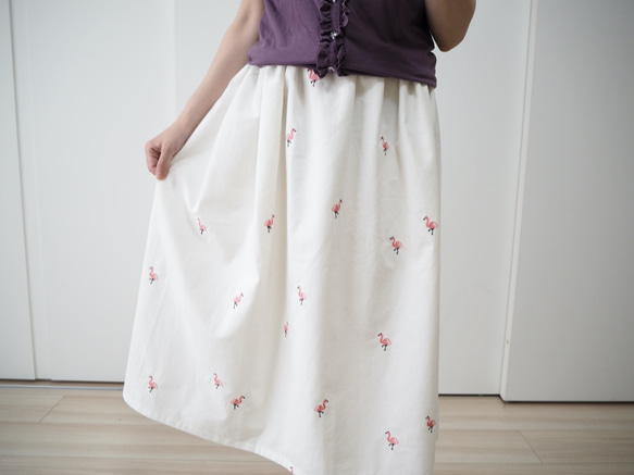 フラミンゴの刺繍が入った珍しいスカート 1枚目の画像