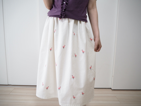 フラミンゴの刺繍が入った珍しいスカート 4枚目の画像