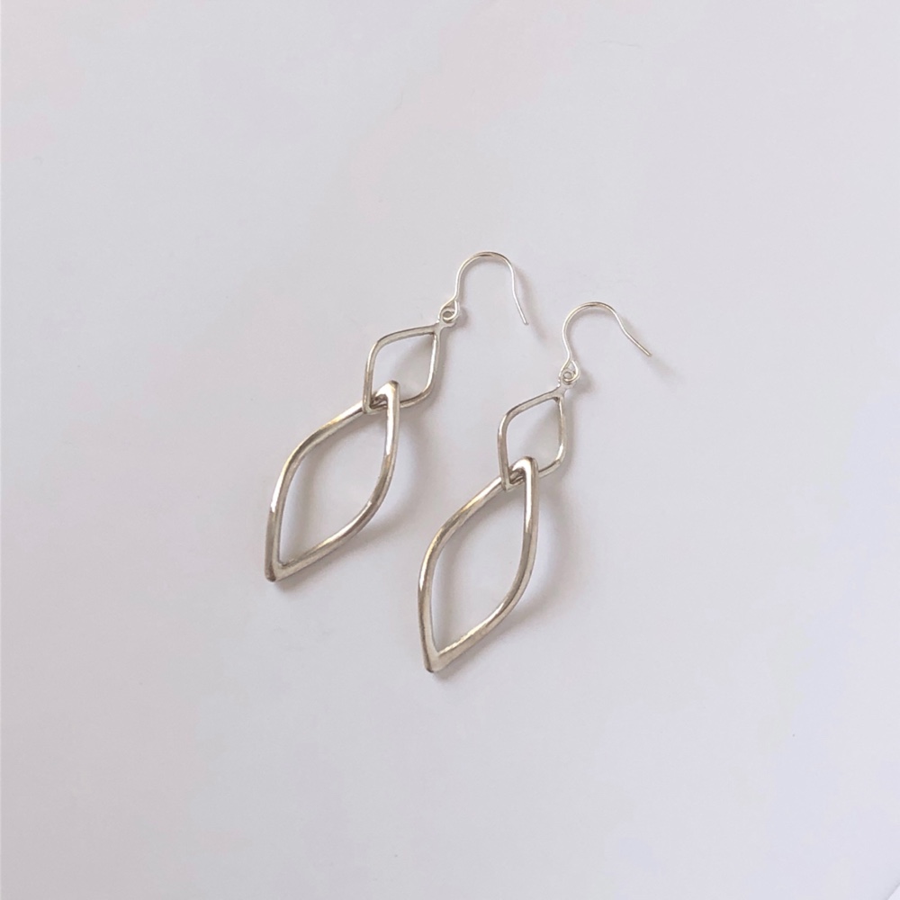 スクエアウェーブのフックピアス