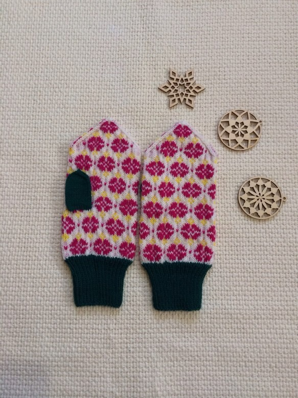 編みこみミトン　ピンクの花だらけ　ｸﾞﾘｰﾝﾘﾌﾞ 1枚目の画像