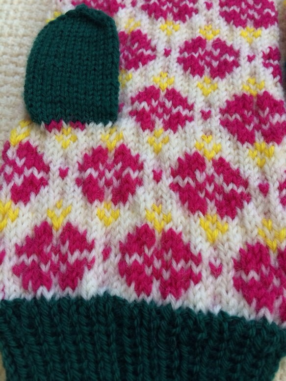編みこみミトン　ピンクの花だらけ　ｸﾞﾘｰﾝﾘﾌﾞ 2枚目の画像