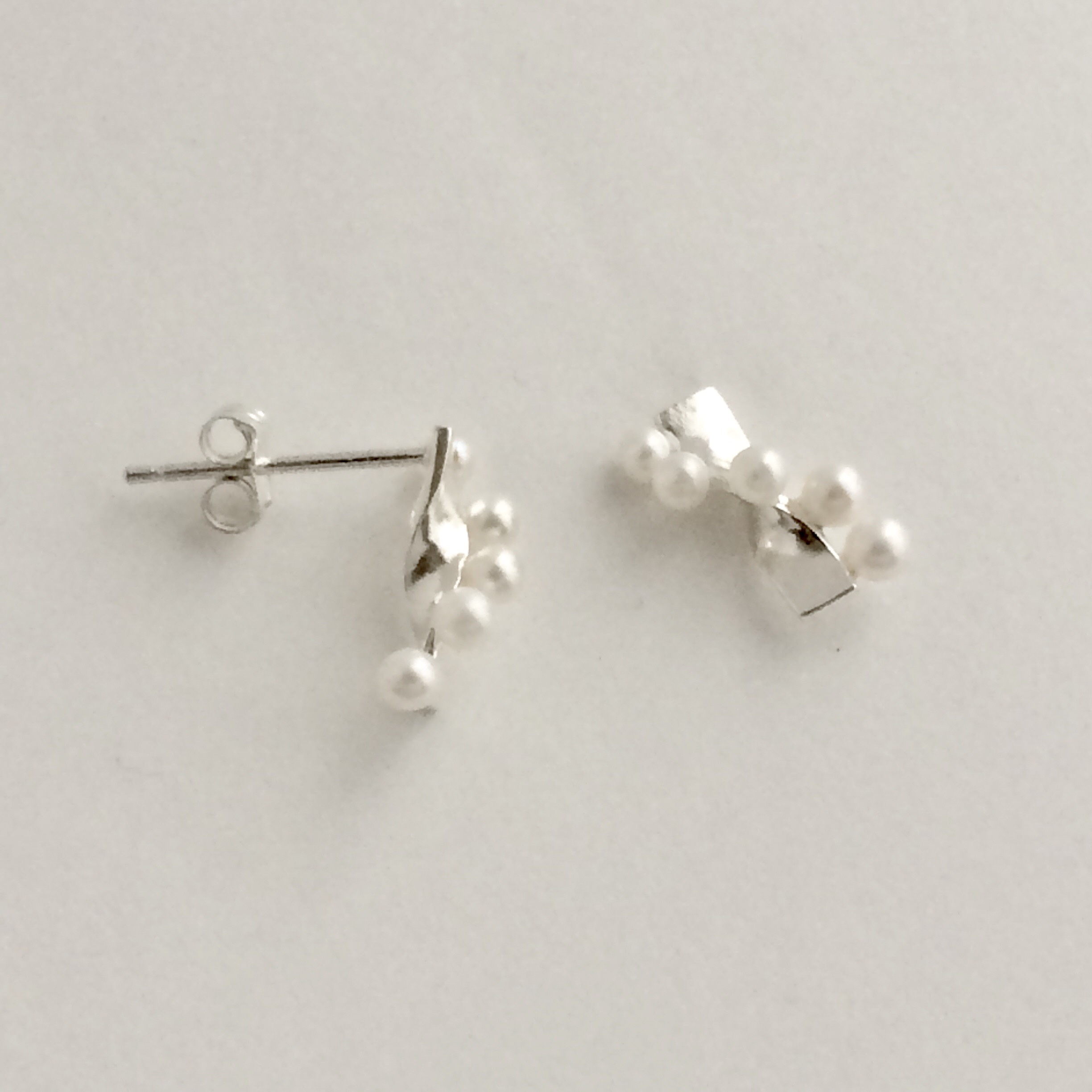 ツイストプレート+ウェーブパール　スタッドピアス